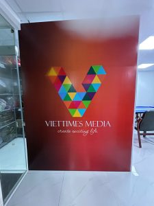 Phần hông backdrop được hoàn thiện đồng bộ với nhận diện Viettimes Media.