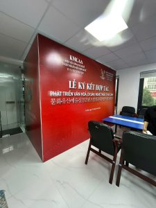 Backdrop lễ ký kết hợp tác được In Quảng Cáo 24H hoàn thiện và lắp đặt tại Hà Nội.