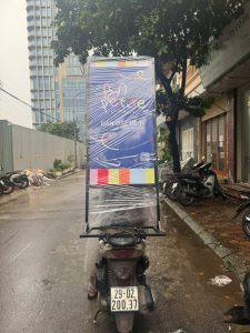 gia-cong-standee-khung-sat-ha-noi