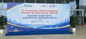 thi-cong-backdrop-hoi-thao-icrmat-2026-ha-noi